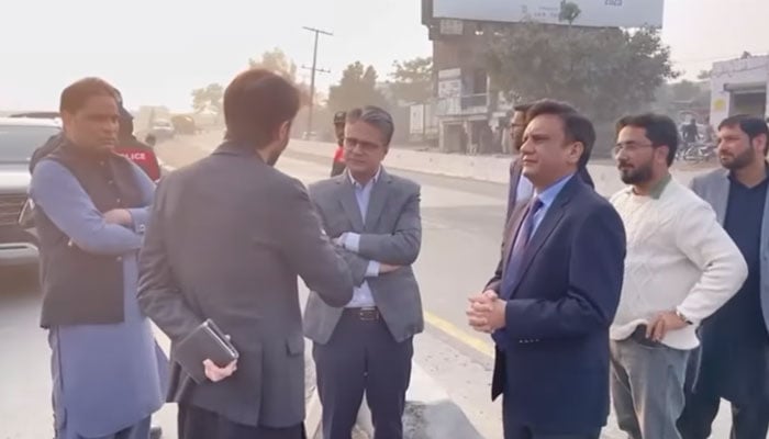 LDA Director General Tahir Farooq (3rd left) visits the Thokar Niaz Baig entrance on December 17, 2024. — Screengrab via Facebook@LahoreDevelopmentAuthority