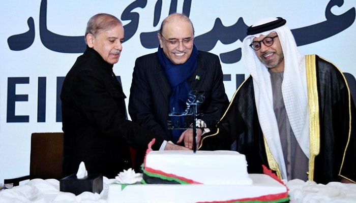 President Asif Ali Zardari (centre), Prime Minister Muhammad Shehbaz Sharif (left), and the Ambassador of United Arab Emirates (UAE) to Pakistan, Hamad Obaid Ibrahim Salem Alzaabi, cutting cake to celebrate the 53rd National Day of the UAE, in Islamabad on December 17, 2024.— APP