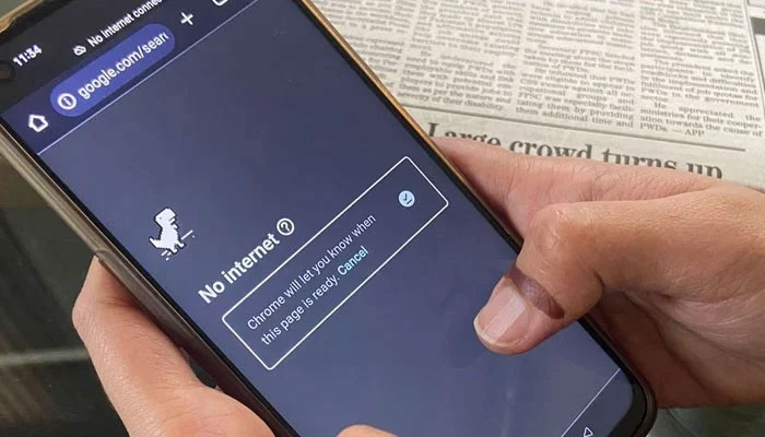 No internet sign can be seen on a phone in Karachi. — Geo.tv