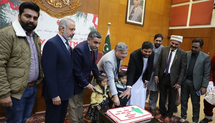 AIOU Vice-Chancellor, Prof  Dr Nasir Mahmood (4th left) with others cut a cake to celebrate Christmas at  Allama Iqbal Open University (AIOU) on December 18, 2024. — Facebook@AIOU.OfficialAccount