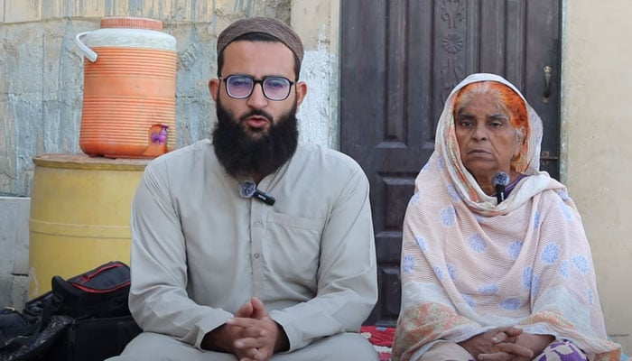 Pakistani Youtuber Walliullah Maroof (left) speaking about Hameeda Banu, an Indian national. — Screengrab via Youtube@waliullahmaroof/File