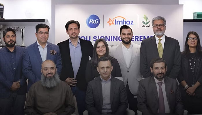 P&G Pakistan, Imtiaz Group and Akhuwat Islamic Microfinance officials posing for the photo on December 19, 2024. — Instagram@brandskahani