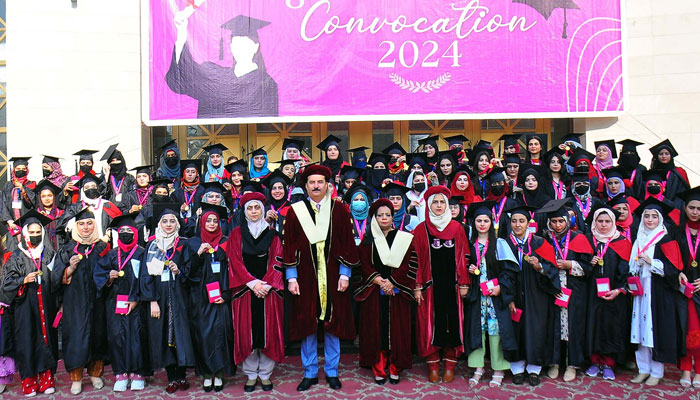 Governor Khyber Pakhtunkhwa Faisal Karim Kundi in a group photo with students during the 8th Convocation of the Shaheed Benazir Bhutto Women University in Peshawar on December 19, 2024. — PPI