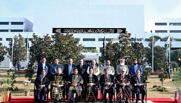 Speaker National Assembly Sardar Ayaz Sadiq in a group photo with Speakers of Provincial Assembly, Legislative Assemblies & Secretaries General/Secretaries on the occasion of 18th Speakers Conference at Parliament House on December 19, 2024.— APP