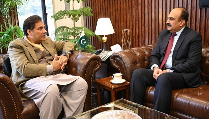 Nadra Chairman Lieutenant General Muhammad Munir Afsar (right) exchanges views with CDA Chairman Muhammad Ali Randhawa (left) during a meeting at the CDA headquarters on December 20, 2024. — Facebook@cda.isb.pk