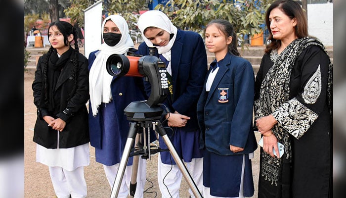 Students of Model College i8/4 along with Principal Prof Shugufta Naz (right) seeing stars through the telescope in a ceremony in connection with the Astro Adventure Program on December 20, 2024. — APP