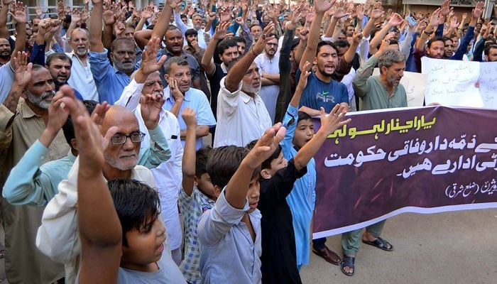 A representational image of activists of Majlis Wahdat-e-Muslimeen (MWM) holding a protest demonstration against the terrorist attack in Parachinar at Soldier Bazar in Karachi on November 22, 2024. — PPI