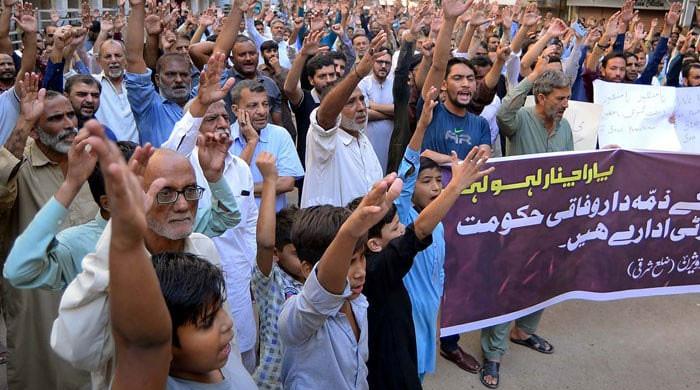 Kurram residents stage sit-in against road closure