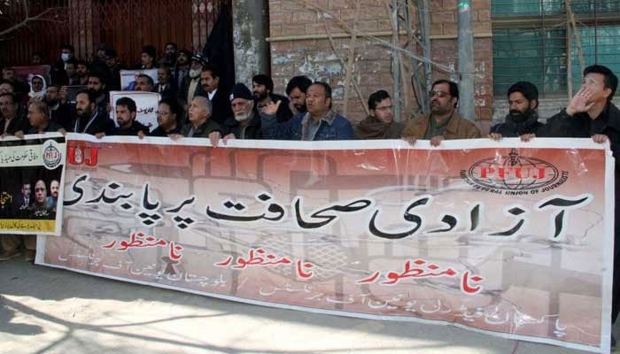 A representational image of members of the Quetta Union of Journalists protests against the arrest of journalists on the call of the Federal Union of Journalists (PFUJ), at the Quetta press club on Thursday, January 26, 2023. — PPI