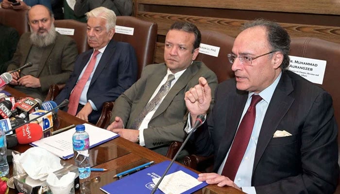 Federal Minister for Finance Muhammad Aurangzeb, Defence Minister Khawaja Muhammad Asif and Federal Minister for Commerce Jam Kamal are jointly addressing to business community at SCCI on December 19, 2024. —APP