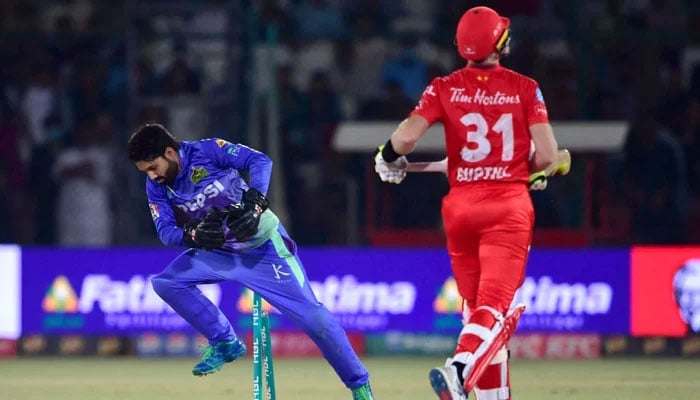 Multan Sultans Mohammad Rizwan (left) runs out Islamabad Uniteds Martin Guptill during PSL 9 final on March 18, 2023. — PCB