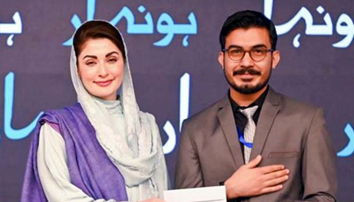 Punjab Chief Minister Maryam Nawaz Sharif (left) presenting a cheque to a student during the inauguration of phase-II of Honahar Scholarship Program held at FAST National University of Computer and Engineering Sciences in Islamabad on Monday, December 23, 2024. — PPI