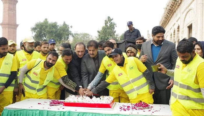 Punjab Local Government Minister Zeeshan Rafiq (centre) attending a Christmas cake-cutting ceremony organised by LWMC at Hazoori Bagh on December 23, 2024.— Facebook@LWMC1139