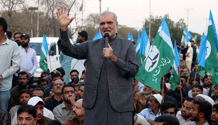 Hafiz Naeem ur Rehman addresses JI workers in Karachi. — Instagram@karachistories/File