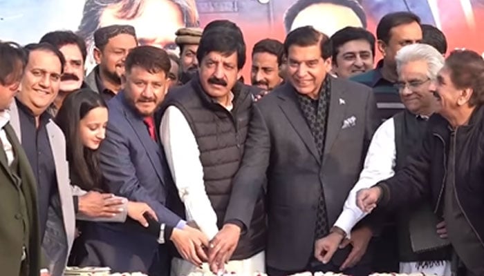 Punjab Governor Sardar Saleem Haider (centre) cutting the Christmas cake at Governor’s House along with former Prime Minister Raja Pervez Ashraf, (third right) on December 25, 2024. —Facebook@sardarsaleemhaidergroup