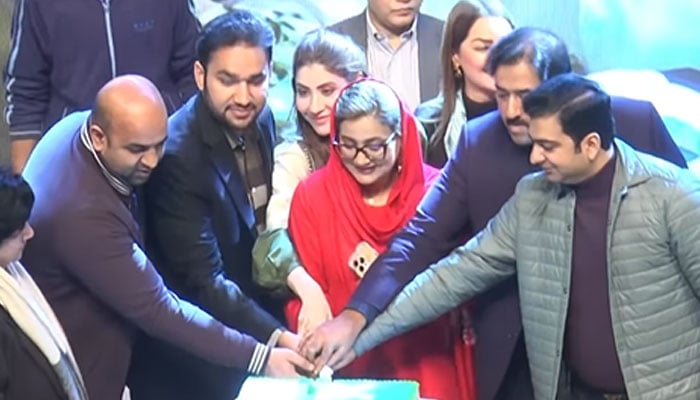 Punjab Information Minister Azma Bokhari (centre) cutting a cake on December 25, 2024.— Facebook@AzmaBokhariPMLN