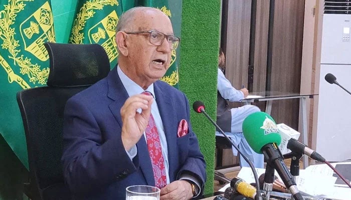 Parliamentary leader of the PMLN in the Senate and Chairman Senate Committee on Foreign Affairs Senator Irfan Siddiqui addressing an important press conference on September 25, 2024. — APP