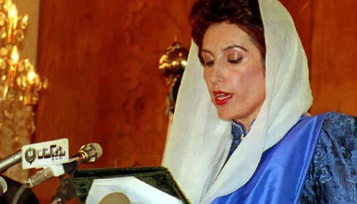 Benazir Bhutto takes the oath of office for prime minister on October 19, 1993 in Islamabad. —AFP/File