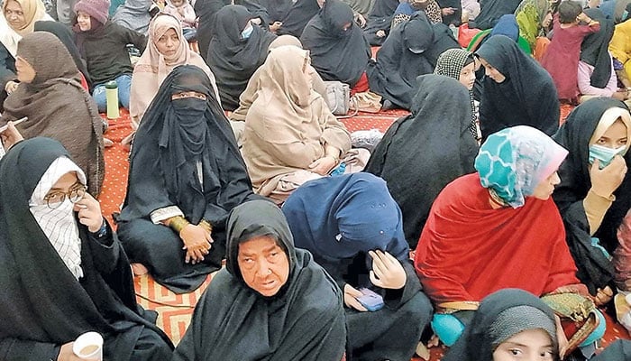 Protesters associated with Majlis Wahdat-e-Muslimeen sit on the road at Numaish during a demonstration organised by the religious party over the Parachinar situation — PPI/File