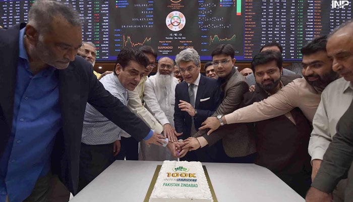 Stockbrokers cutting cake during celebrating The Pakistan Stock Exchange (PSX) made history on Thursday November 28, 2024 as the benchmark KSE-100 index surged past the significant 100,000-point mark, reflecting investor optimism and a positive start to the trading session. — INP