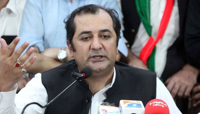 Former CM of Gilgit-Baltistan (GB) Khalid Khurshid addresses to media persons during a press conference, at the Peshawar Press Club on September 5, 2024. — PPI