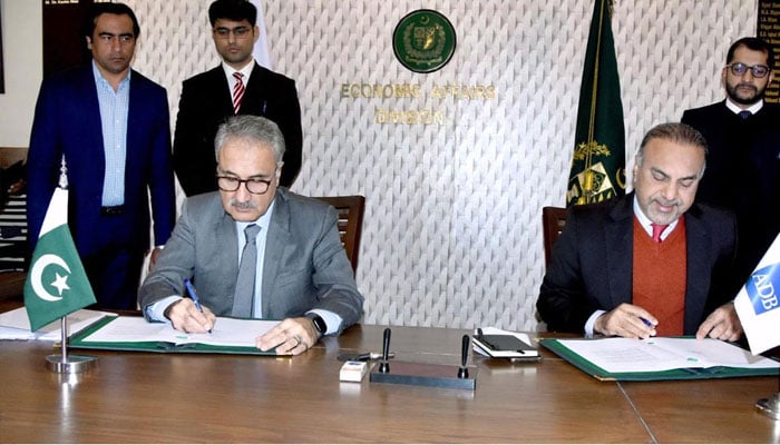 Dr Kazim Niaz (left) Federal Secretary Economic Affairs, and Asad Aleem, Deputy Country Director of Asian Development Bank, signing an agreement on December 31,2024. —APP