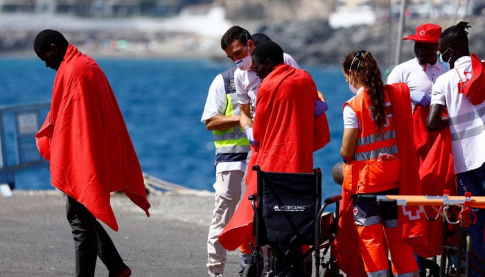 Rescue workers helping the migrants at Spain´s Canary Islands. — Reuters/File