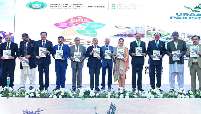 Prime Minister Shehbaz Sharif (Centre) and other dignitaries holding copies of 5-year National Economic Transformation Plan dubbed as Uraan Pakistan during its launch at a ceremony in Islamabad, December 31, 2024. — PID