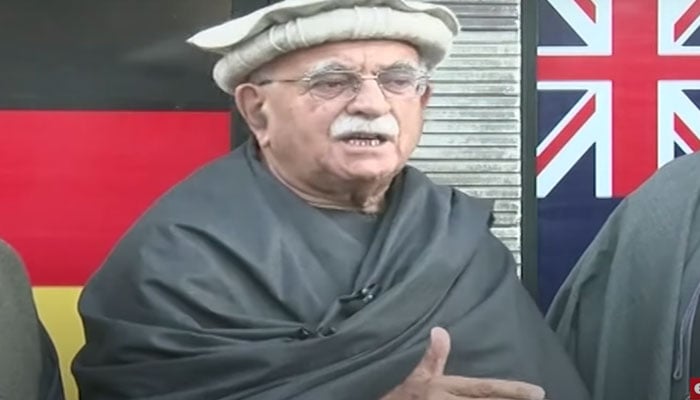 Tehreek Tahafuz Aiyeen-e-Pakistan head Mehmood Khan Achakzai talking to the media on January 3, 2025. — Screengrab via YouTube/Geo News