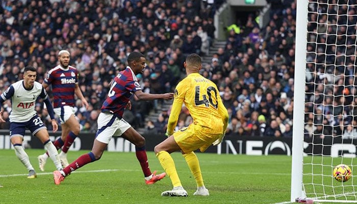 Newcastle Uniteds Swedish striker Alexander Isak (centre) scores their second goal during the English Premier League football match between Tottenham Hotspur and Newcastle United at the Tottenham Hotspur Stadium in London. —AFP