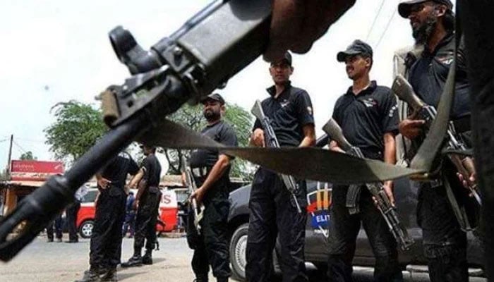 Police personnel stand guard in Karachi. — Screengrab via YouTube/Geo.tv/File