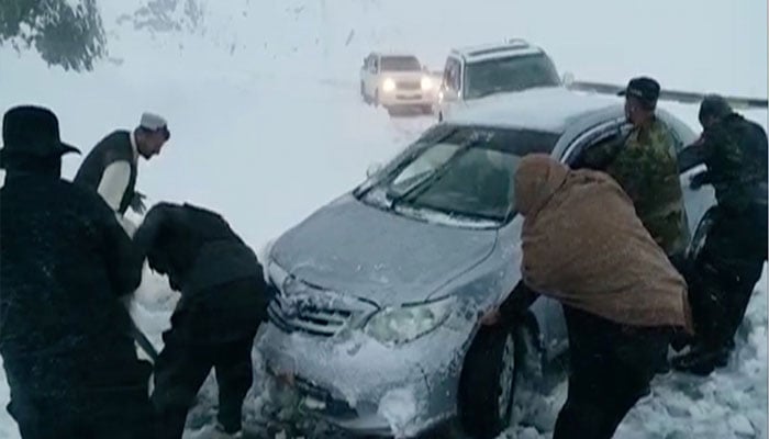 A car stuck in snow due to heavy snowfall in Quetta. — screengrab via YouTube/Geo.tv/File