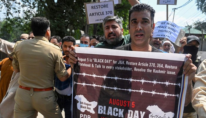 Indian Police stop activists as they protest against the scrapping of Article 370, in Srinagar, IIOJK on August 5, 2022. — AFP