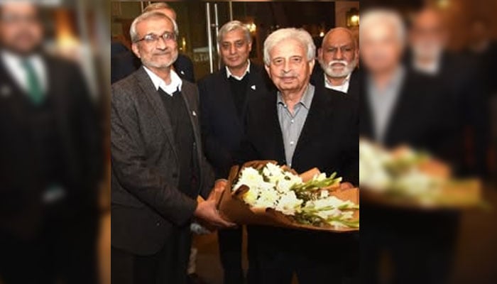 Rana Tanveer Hussain, Federal Minister for Food Security and Industries (right) receiving a bouquet at Fatima Fertilizers sixth Kissan Day celebration on January 8, 2025.— Facebook@FatimaFertilizer