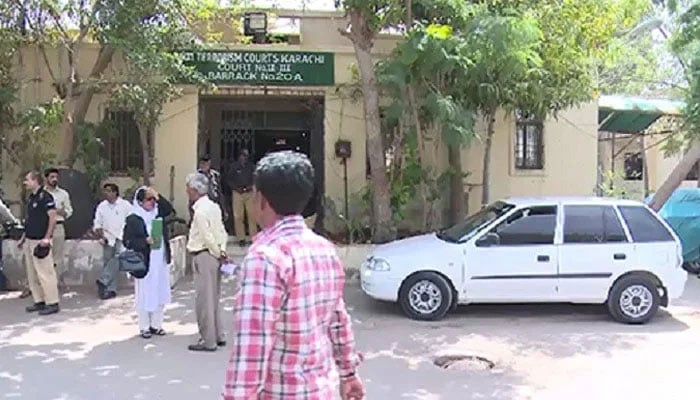 The image shows people standing outside the an anti-terrorism court (ATC) in Karachi. — APP/ File