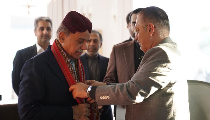 Sindh’s Senior Minister Sharjeel Inam Memon gifting shawl to Prime Minister Shehbaz Sharif, January 8, 2025. — Facebook@FarazAliMeerani