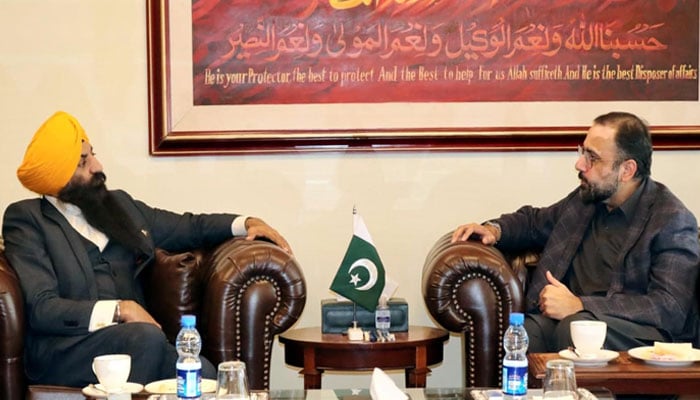 Federal Minister for Overseas Pakistanis and Human Resource Development, Chaudhry Salik Hussain, met with Minister of Human Rights and Minorities, Ramesh Singh Arora on January 9, 2025. — PID