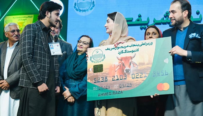 Punjab Chief Minister Maryam Nawaz handing over a livestock card to an farmer on January 9, 2025. — Facebook@TheMaryamNSharif