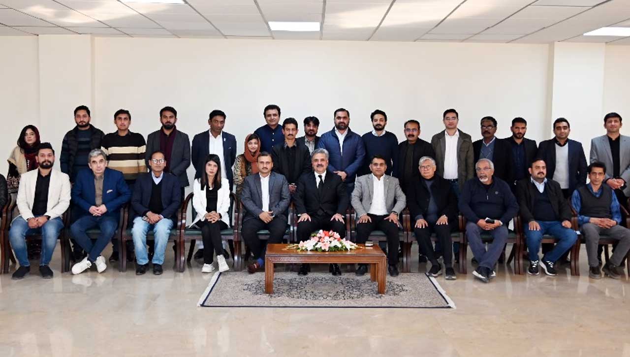 Chief Justice of Pakistan Yahya Afridi in a group photo with a delegations Press Association of the SC on January 13, 2025. — Website/Supremecourt.gov.pk