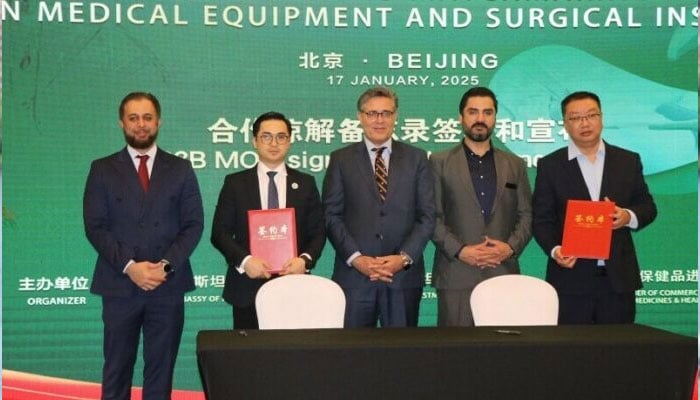 Officials of Pakistan and china posing for photo at Pakistan-China B2B Matchmaking Meeting on Medical and Surgical Equipment. — APP/File