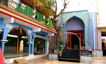 A Hindu dargah