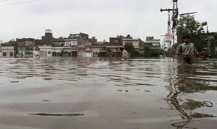 The city roads and streets were completely submerged. The people and vehicles had a tough time wading through.— Photo by Rahat Dar