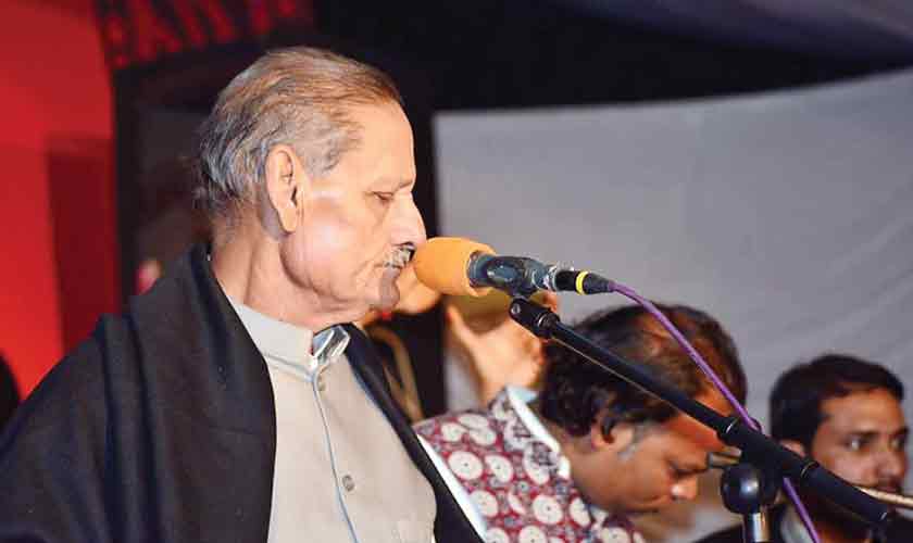 Ustad Fateh Ali Khan during a performance. — Photo: Web