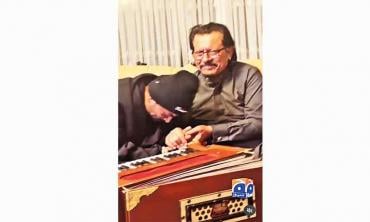 Bohemia and Attaullah Khan Esakhelvi meet in London