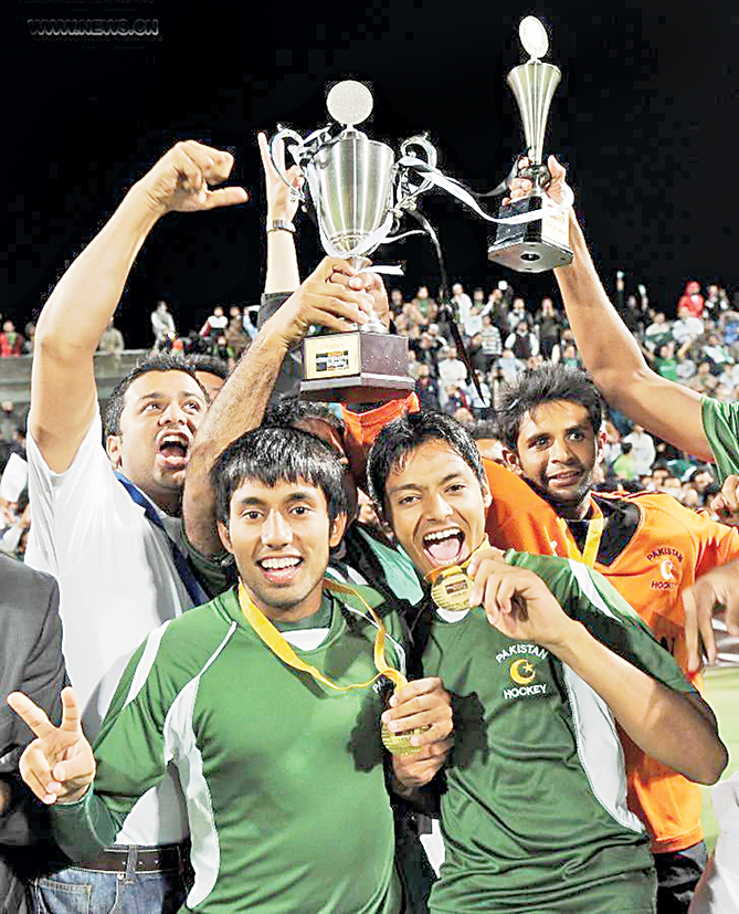 IJAZ-Asian Champions Trophy 2012-Pakistan with the trophy copy