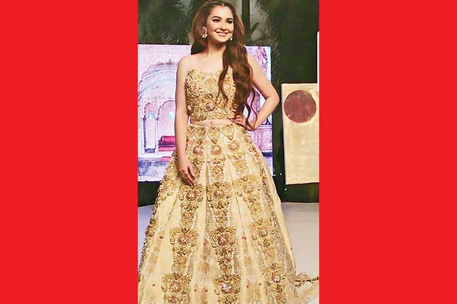 Hania Amir, whose Parwaaz Hai Junoon will be releasing this Eid, was the showstopper for designer Komal Chawla at the fashion soiree.