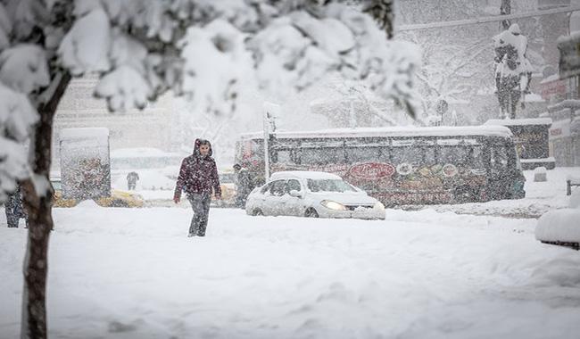 Heavy snowfall paralyses Istanbul