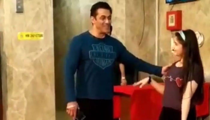 Salman Khan’s Doting Reaction To A Tiny Fan Leaves Viewers Mesmerized