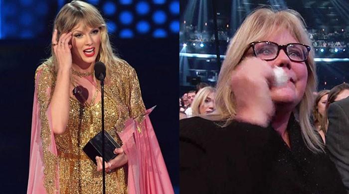 Taylor Swift S Mother Cries Her Heart Out As Daughter Wins Big At Amas