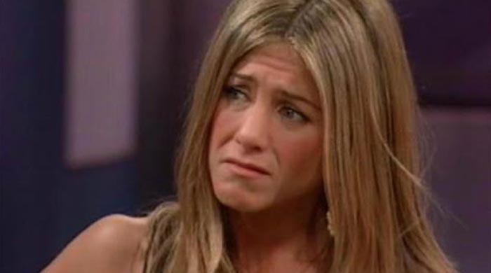 when-jennifer-aniston-cried-uncontrollably-in-a-friends-co-star-s-lap